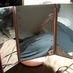 Light up magnifying mirror